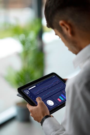 worker-looking-at-data-dashboard-on-tablet - iTalent Digital blog